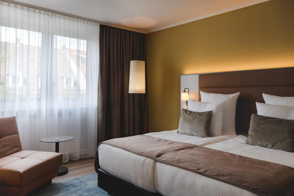 Postel nebo postele na pokoji v ubytování Leonardo Hotel Heidelberg City Center