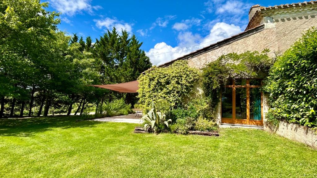 Zahrada ubytování Gîte En Damé with private pool