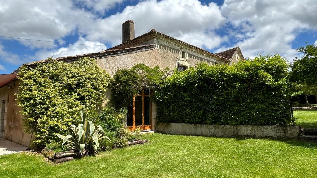 Zahrada ubytování Gîte En Damé with private pool