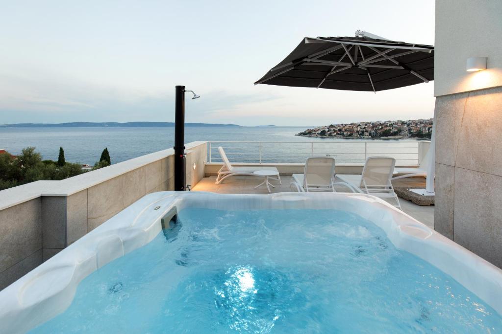 Private Seaside Jacuzzi Villa Anadea