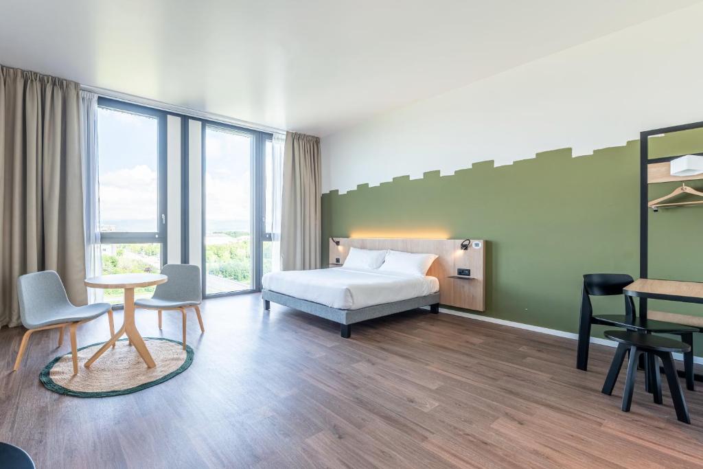Postel nebo postele na pokoji v ubytování B&B HOTEL Geneva Airport