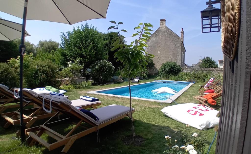Bazén v ubytování Le Clos de l'Aiguillon nebo v jeho okolí