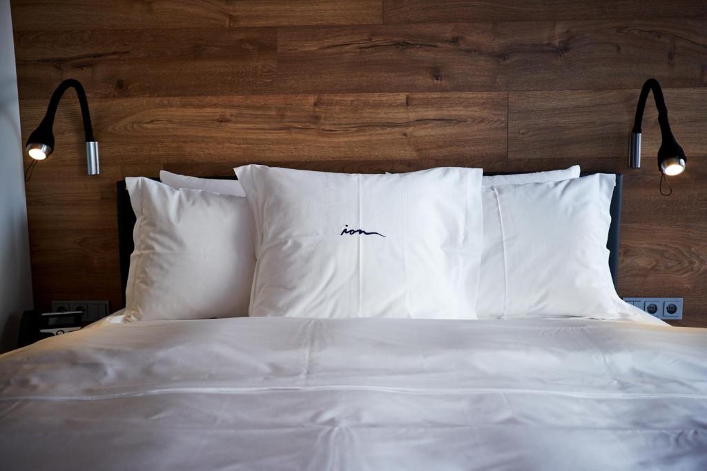 Rúm í herbergi á ION Adventure Hotel, Nesjavellir, a Member of Design Hotels