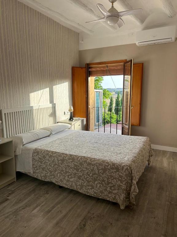 Postel nebo postele na pokoji v ubytování Apartamentos Vino Tinto y Restaurante Tomate Rosa