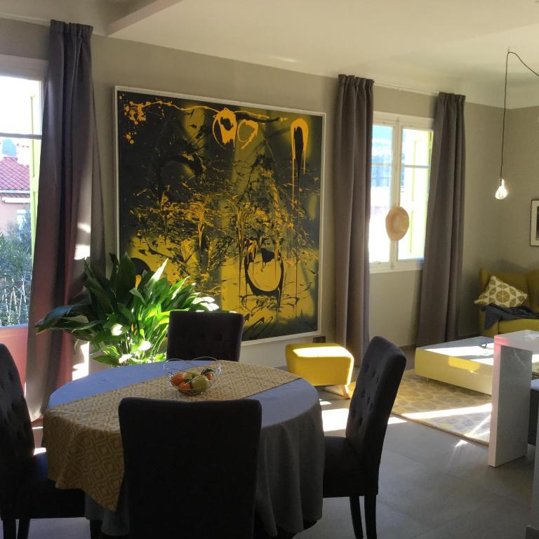une salle à manger avec une table et un tableau au mur dans l'établissement Le Clos Saint André, à Banyuls-sur-Mer