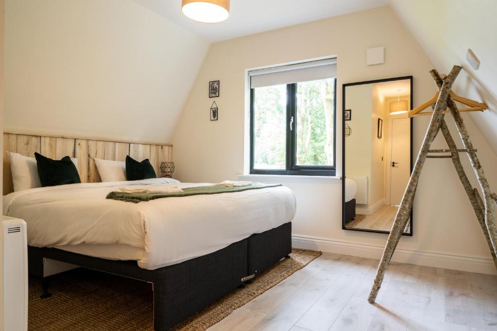 Postel nebo postele na pokoji v ubytování Drumhierny Woodland Hideaway