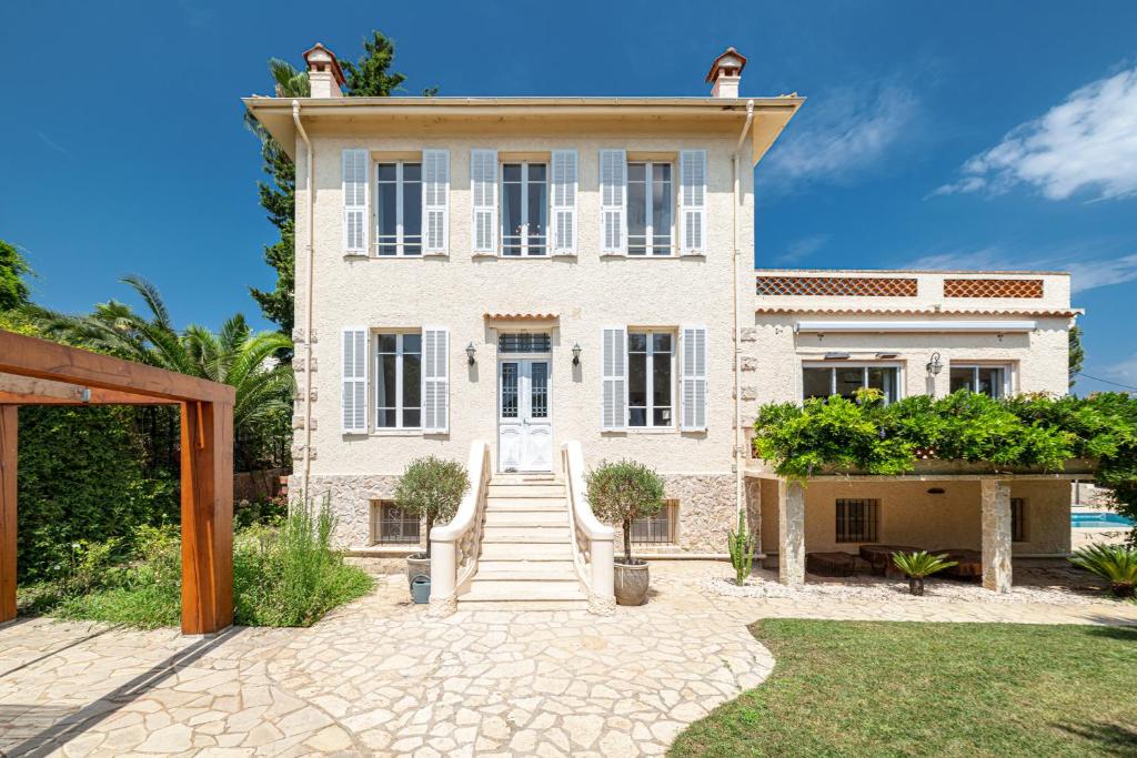 une vue extérieure d'une maison avec cour dans l'établissement Villa Marli, à Antibes
