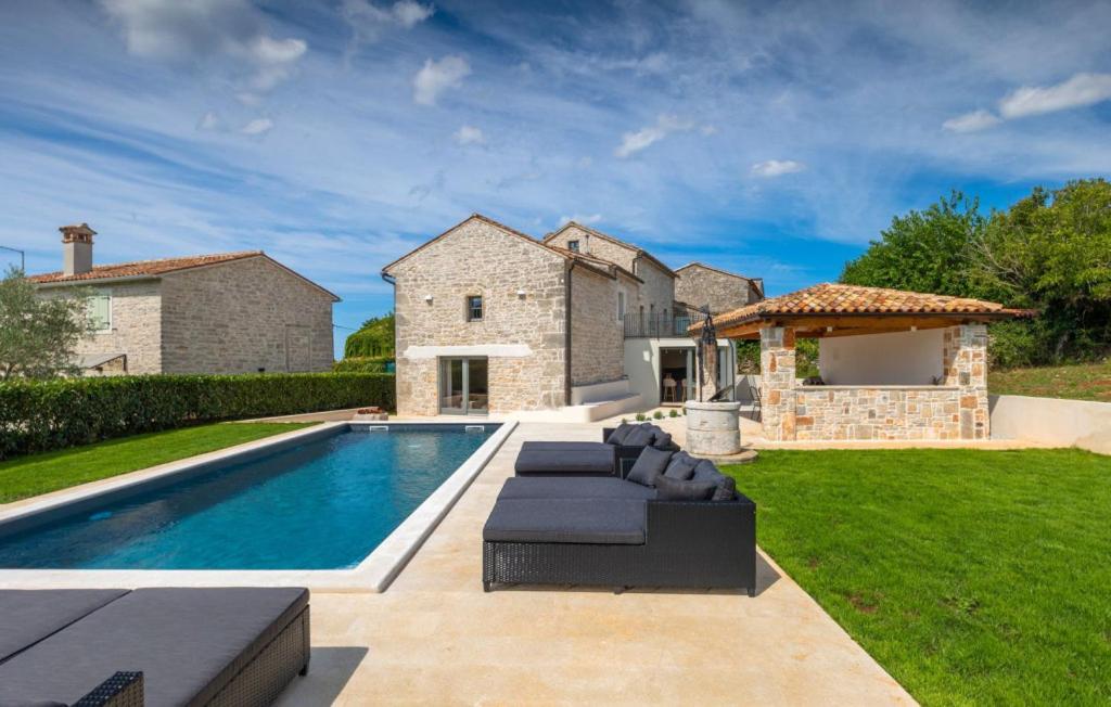 Bazén v ubytování Beautiful Villa Treori with pool in Sv Lovrec nebo v jeho okolí