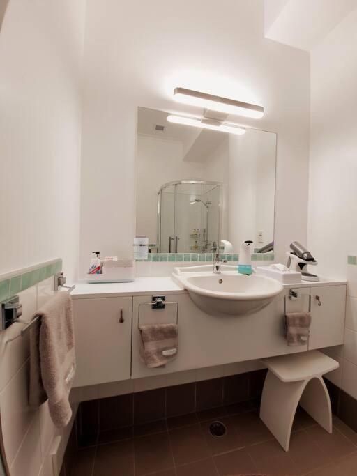 BRAND NEW! Modern amazing 1Bed - Princes Wharf - Resim 3