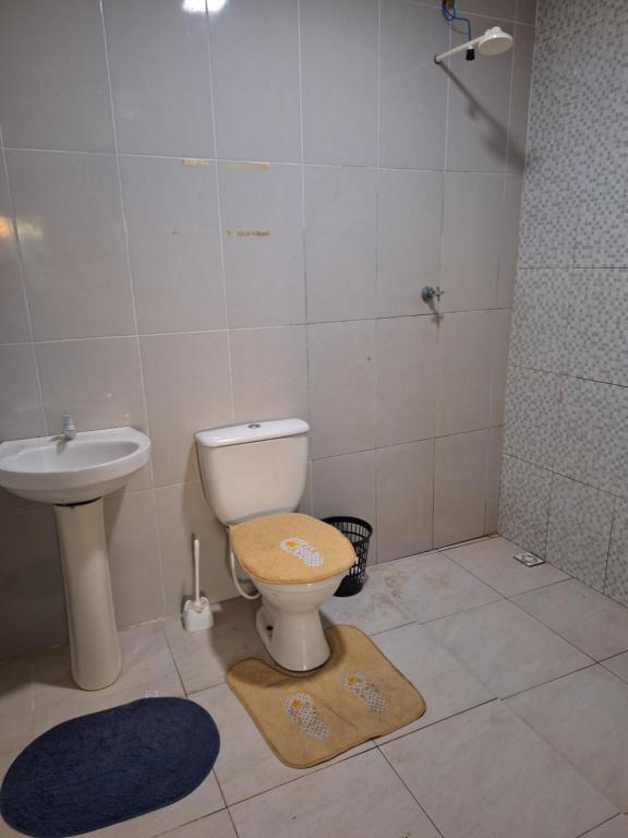 Koupelna v ubytování Quarto triplo com banheiro compartilhado