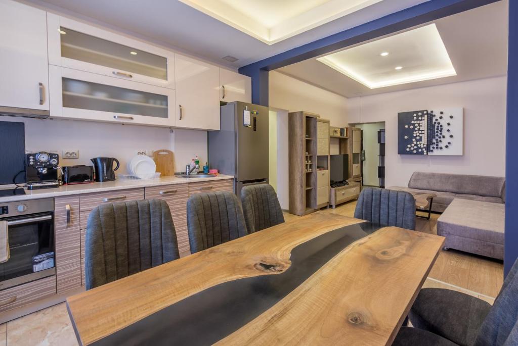 3BDR, Top Center Retreat, City Heart, FREE Parking