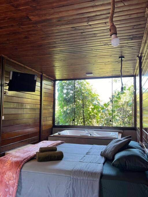 เตียงในห้องที่ Encanto da Mata - Chalé Embaúba - Lavras Novas MG