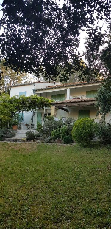 Vonkajšia záhrada v ubytovaní Belle villa piscine Provence Uzes climatisée