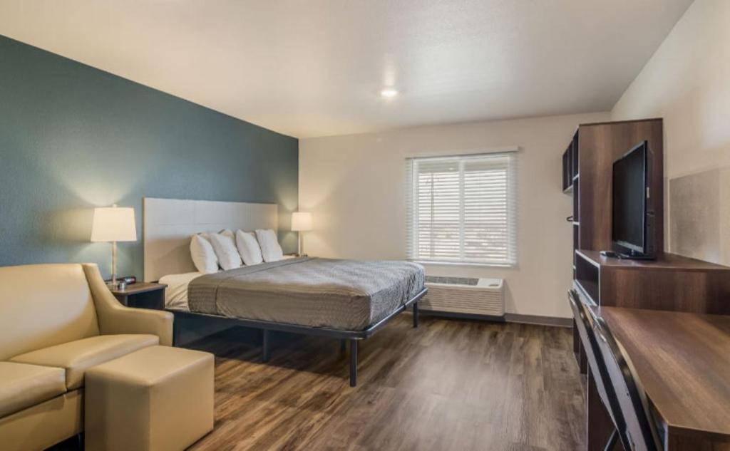 WoodSpring Suites Denver Commerce City photo