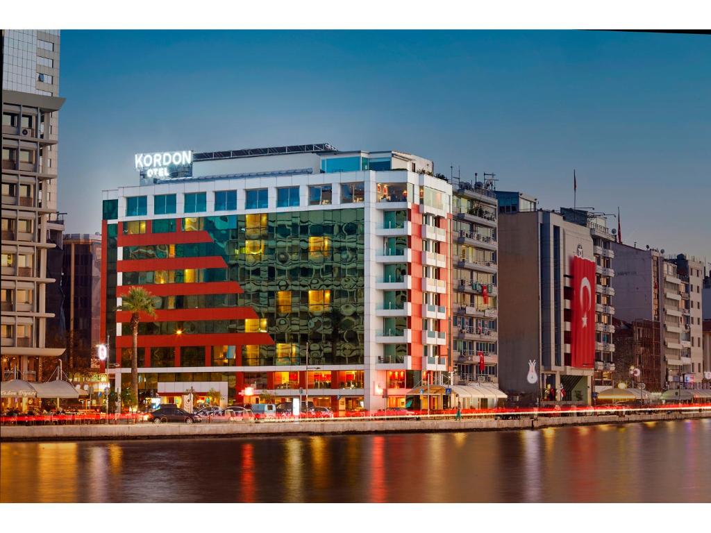un gran edificio en una ciudad junto a un río en Kordon Hotel Pasaport en İzmir
