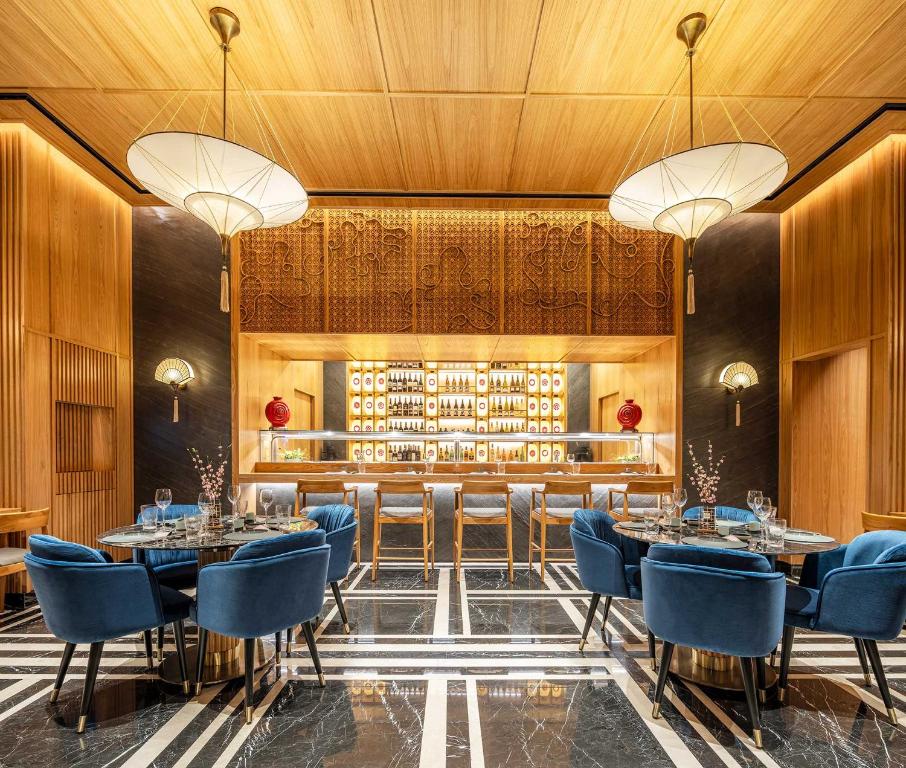 a restaurant with tables and chairs and a bar at CVK Park Bosphorus Hotel Istanbul in Istanbul