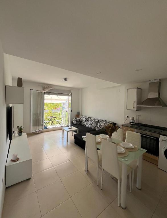 a kitchen and living room with a table and chairs at apartamento 4 in Benicarló