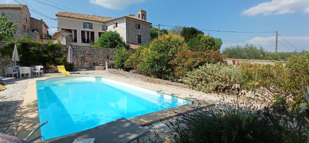 Πισίνα στο ή κοντά στο Une Nuit au Village - chambre d'hôtes de charme