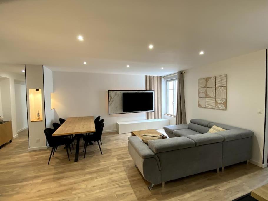 un salon avec un canapé et une table dans l'établissement Madonna Élégance, proche sanctuaire, 95m2, à Lourdes