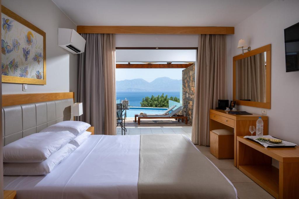 Кровать или кровати в номере Miramare Resort & Spa