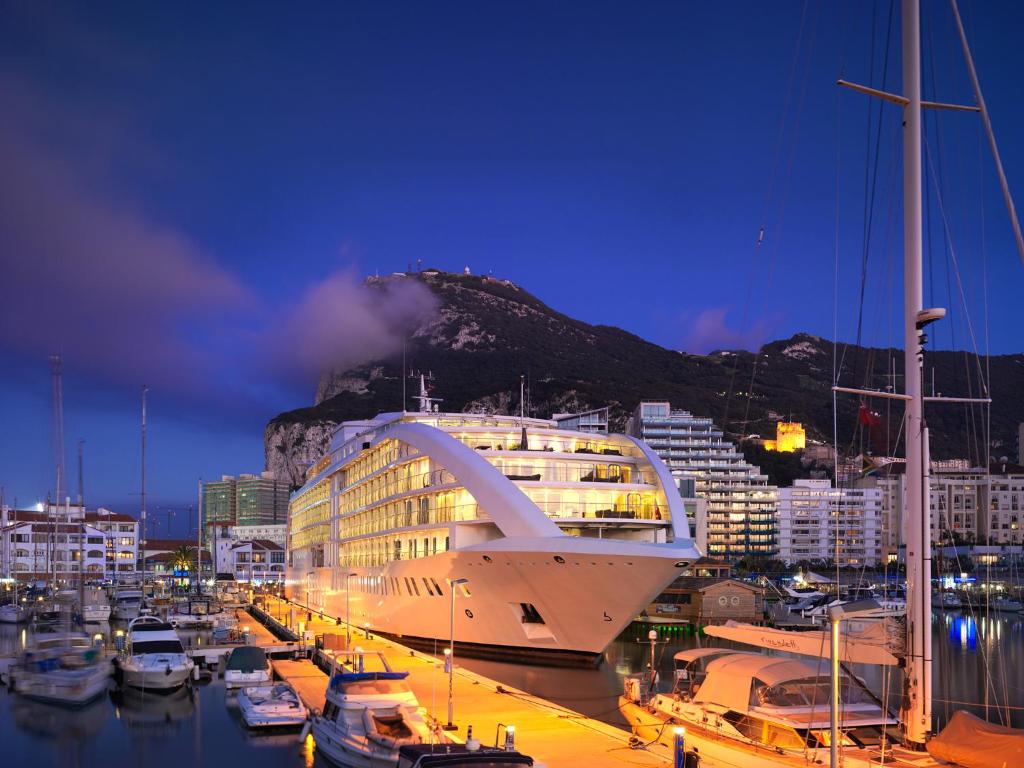 un gran crucero atracado en un puerto deportivo por la noche en Sunborn Gibraltar, en Gibraltar