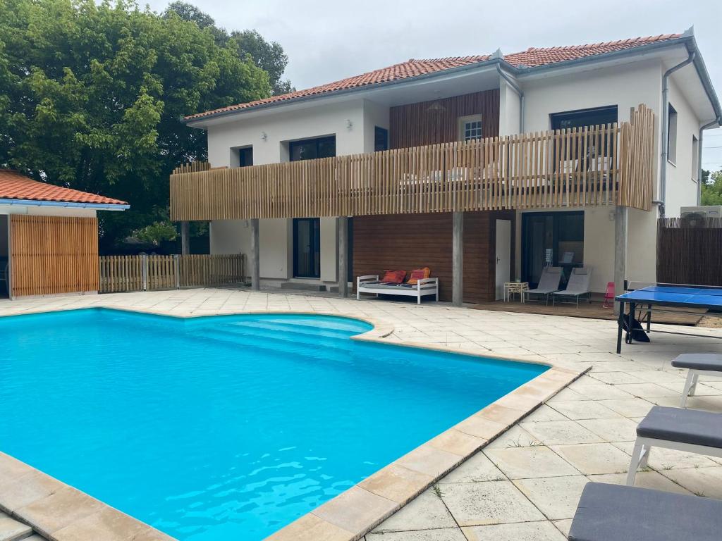 une piscine devant une maison dans l'établissement Maison Dharma à 5km de la plage avec Sauna, à Mimizan