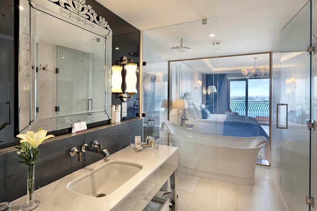CVK Park Bosphorus Hotel Istanbul - Superior Double Room With Bosphorus View