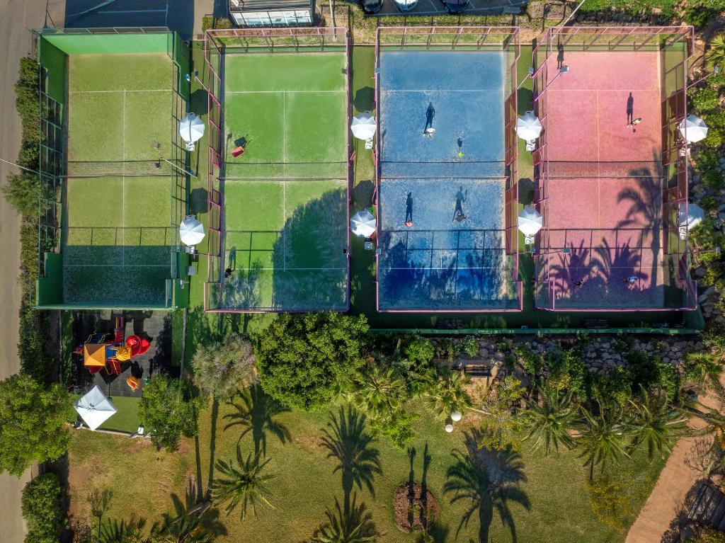Tenis a/nebo squash v ubytování Hotel Servigroup Marina Playa nebo okolí