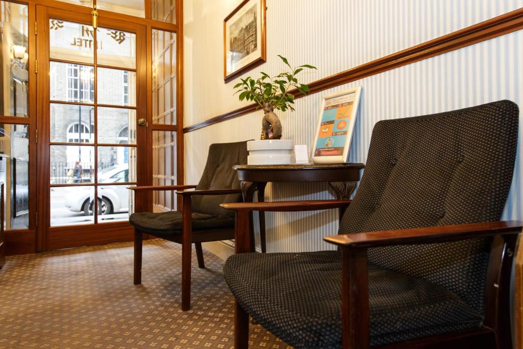 Posezení v ubytování Regency House Hotel