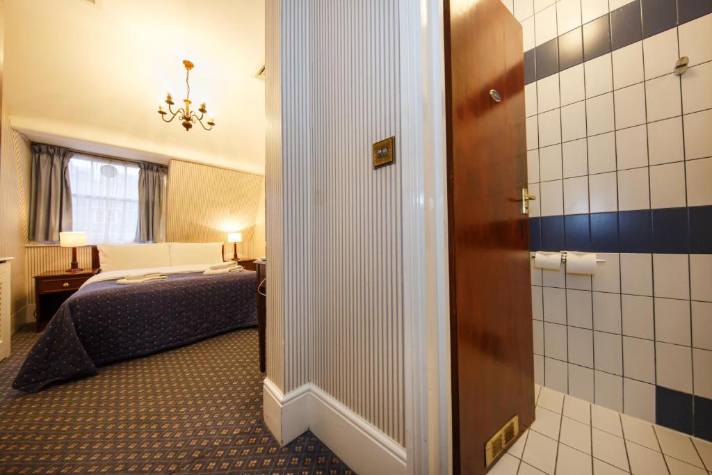 Postel nebo postele na pokoji v ubytování Regency House Hotel
