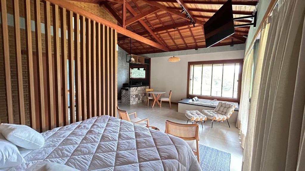 a bedroom with a bed and a living room at Villa Zarandi - Luxo e conforto que você procura! in Petrópolis