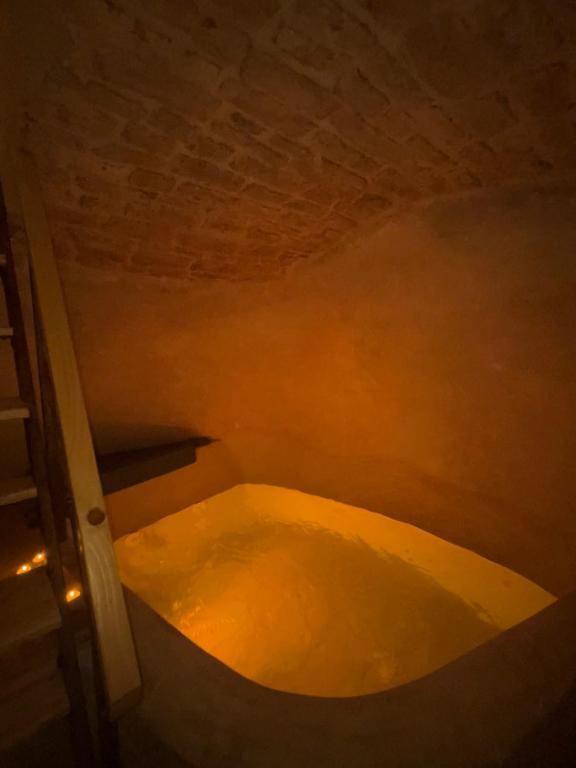 a dark room with a tub in a ceiling at Casa Philos in Ceglie Messapica