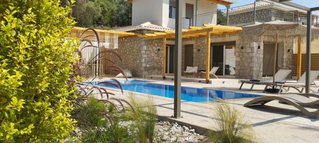 Bazén v ubytovaní Zephyros Villas - Agios Nikitas alebo v jeho blízkosti