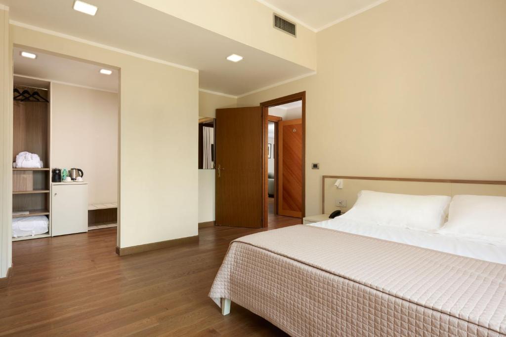 Postel nebo postele na pokoji v ubytování Antum Hotel