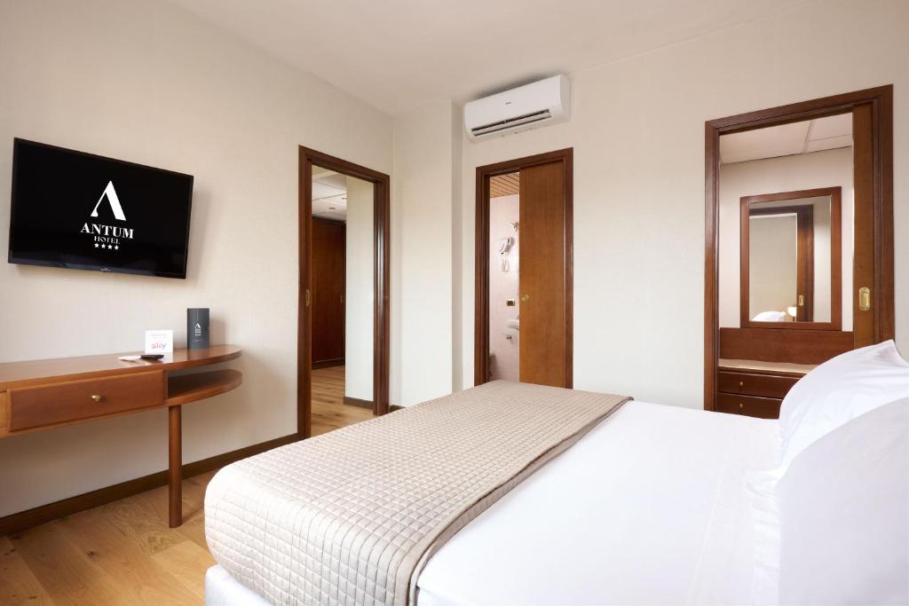 TV a/nebo společenská místnost v ubytování Antum Hotel