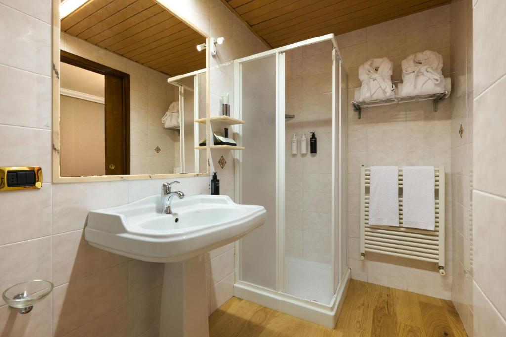 Koupelna v ubytování Antum Hotel