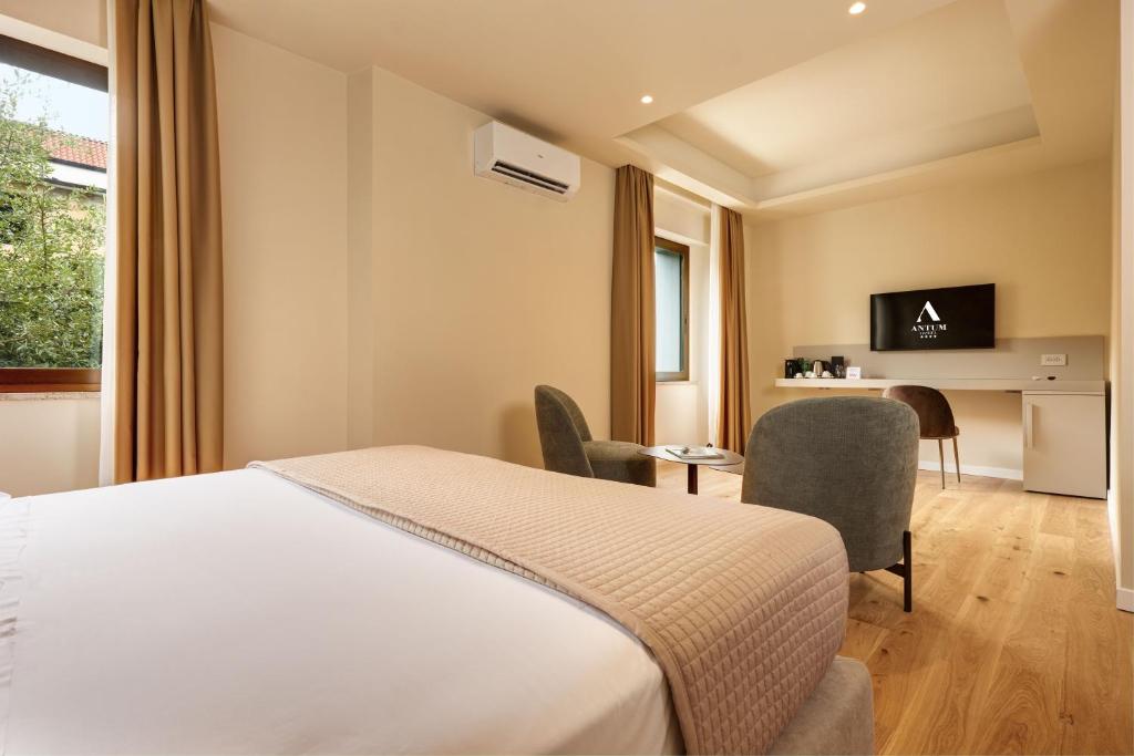 TV a/nebo společenská místnost v ubytování Antum Hotel