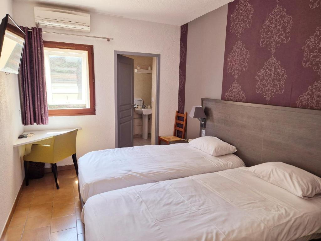 Postel nebo postele na pokoji v ubytování Logis Hôtel Le Mistral - Restaurant - Montélimar Sud