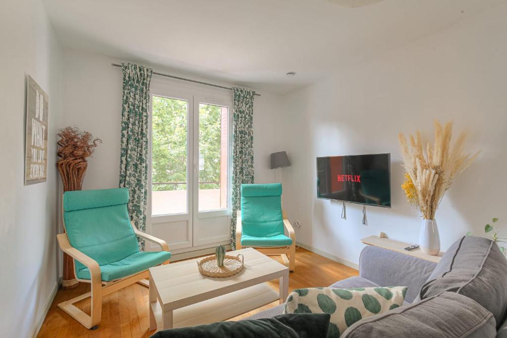 un salon avec deux chaises et un canapé dans l'établissement Charmant et Chaleureux proche métro Gratte-Ciel, à Villeurbanne