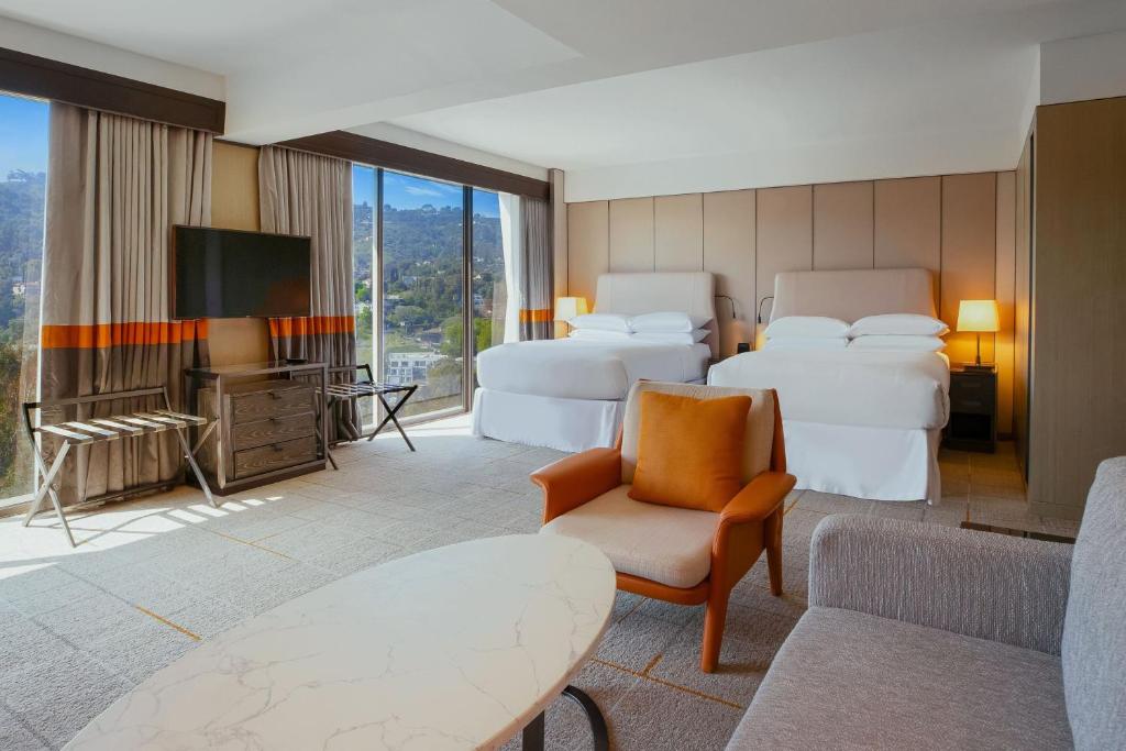 TV a/nebo společenská místnost v ubytování Sheraton Universal