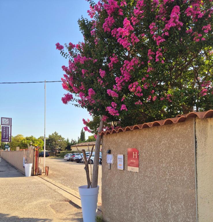 Fotografie z fotogalerie ubytování Logis Hôtel Le Mistral - Restaurant - Montélimar Sud v destinaci Montélimar