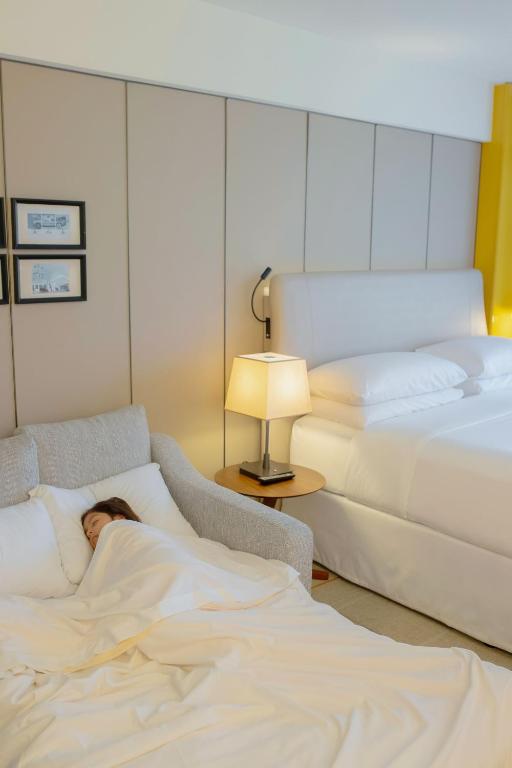 Sheraton Universal - Family Room With King And Sofa Bed