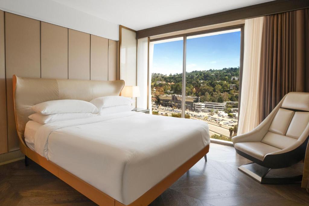 Postel nebo postele na pokoji v ubytování Sheraton Universal