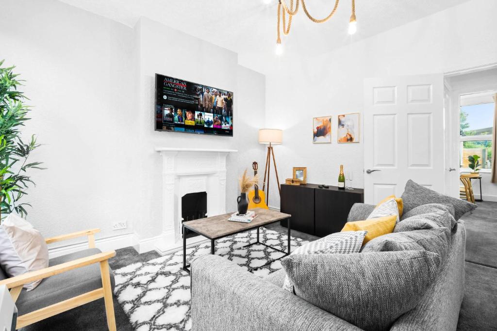 Hotel Stylish 3 Bedroom House - 6 Guests - Garden - Parking - Netflix - Wifi - 17M, a living room with two couches and a fireplace at Stylish 3 Bedroom House - 6 Guests - Garden - Parking - Netflix - Wifi - 17M in Birmingham