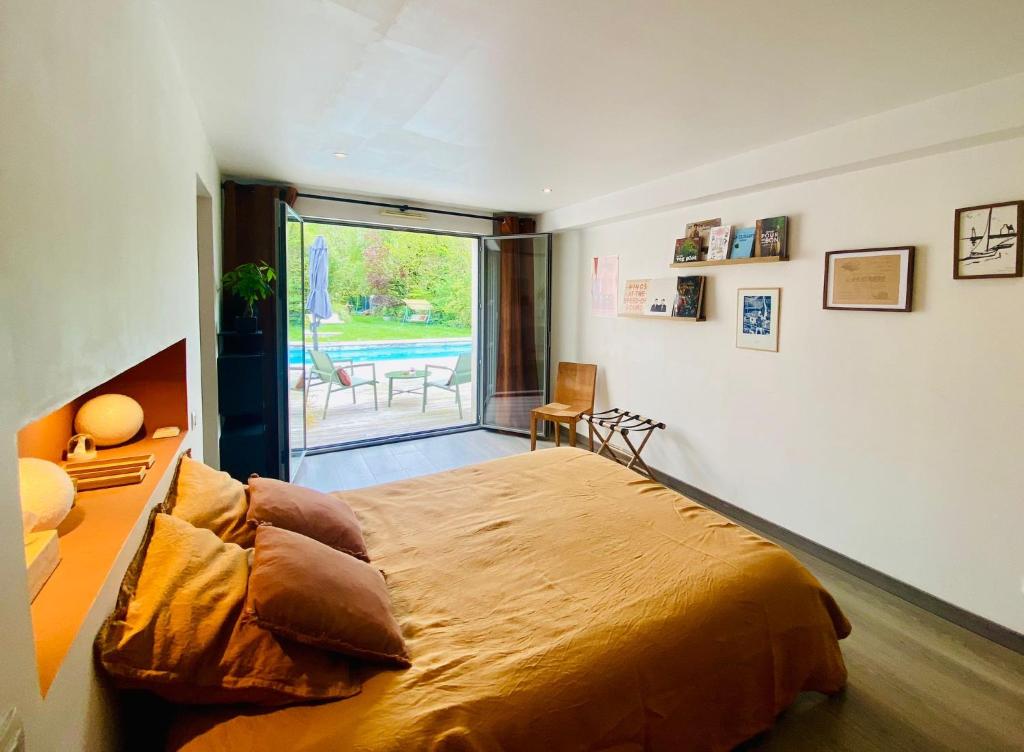 une chambre avec un lit, un bureau et une fenêtre dans l'établissement aux3maisons, à Marcq-en-Barœul