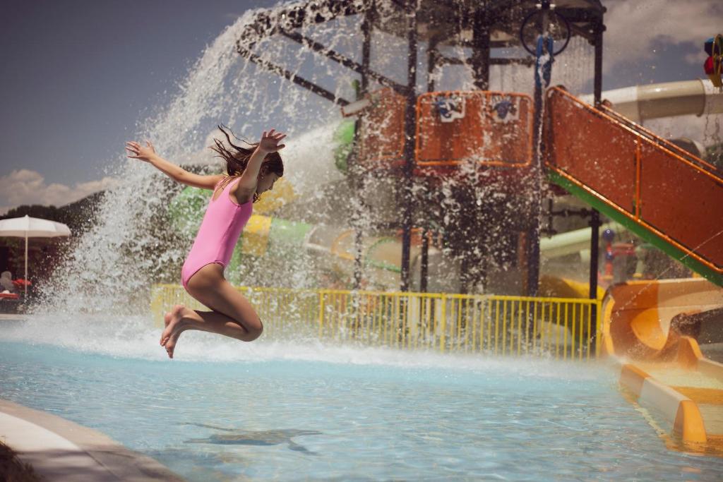 Bazén v ubytování Lopota Lake Resort & Spa nebo v jeho okolí