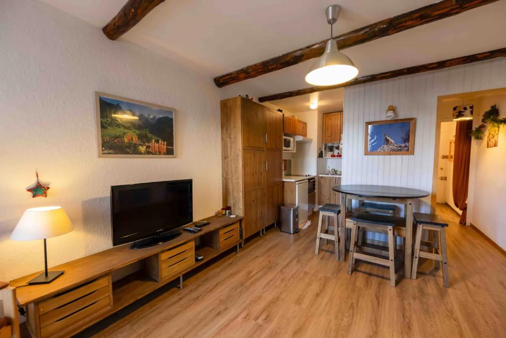 Photo de la galerie de l'établissement Charmant studio avec balcon - Le Sauze, à Enchastrayes