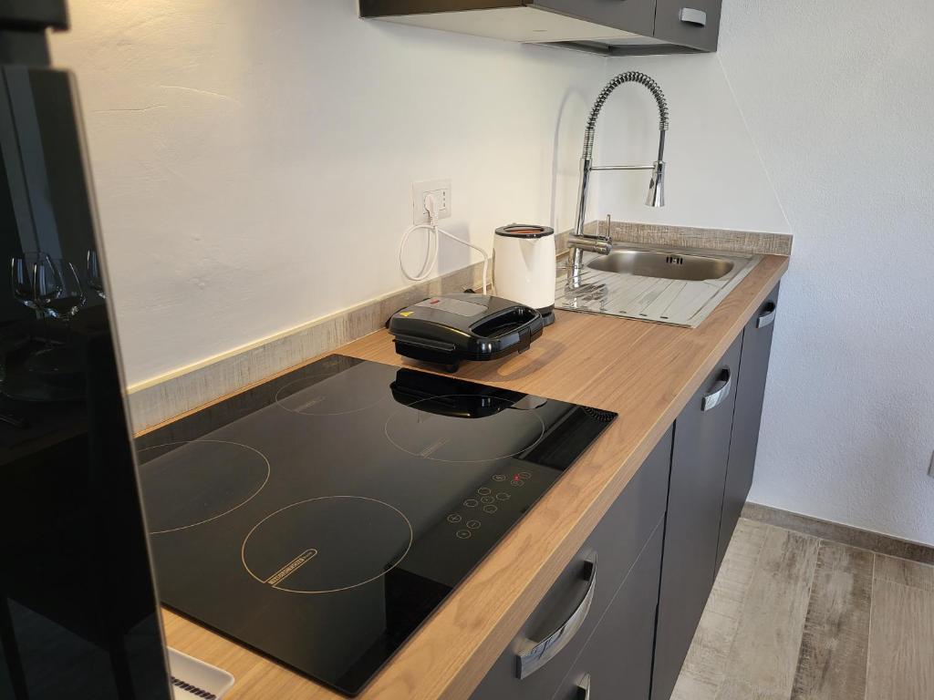 Kuchyň nebo kuchyňský kout v ubytování Residence Lu Lamoni Costa Nord