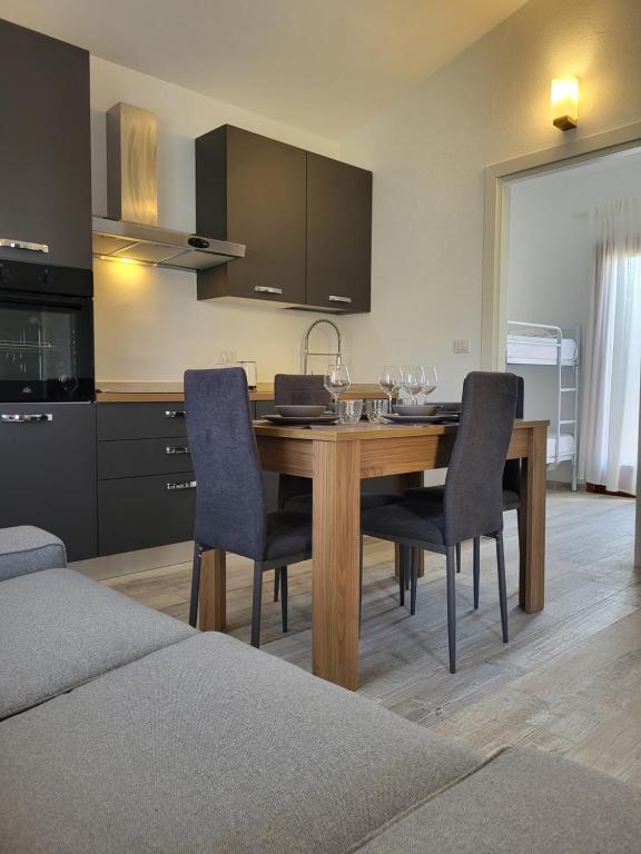 Kuchyň nebo kuchyňský kout v ubytování Residence Lu Lamoni Costa Nord