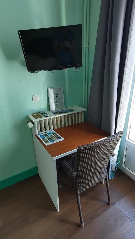 TV a/nebo společenská místnost v ubytování Hotel Le Colibri